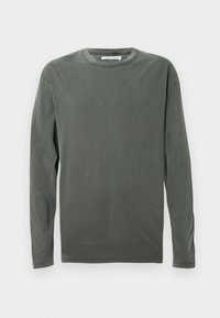 Langärmliges, Rundhals-Shirt in verblasstem Dunkelgrau mit sichtbaren Steppnähten an Kragen, Ärmeln und Saum, flach auf weißem Hintergrund ausgelegt.