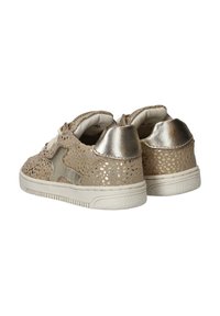 Lichtbeige sneakers met geperforeerde bovenkant, metallic accenten en een gevoerd kraagje; rubberen zool met gemetste profiel voor grip.