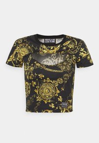 Czarny krótki top z złotymi barokowymi wzorami, okrągły dekolt, krótkie rękawy i mała metka "Versace Jeans Couture" blisko dołu.