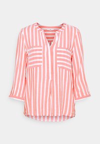 Chemise rayée corail et blanche, avec un col en V, des manches trois-quarts et deux poches poitrine. Fabriquée en tissu léger avec une coupe décontractée.