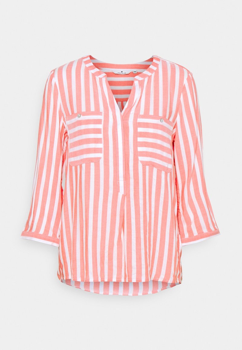 Chemise rayée corail et blanche, avec un col en V, des manches trois-quarts et deux poches poitrine. Fabriquée en tissu léger avec une coupe décontractée.