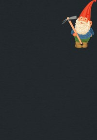 Un gnome de jardin en dessin animé avec un chapeau rouge, une barbe blanche, une chemise bleue et un pantalon vert, tenant un outil de jardin gris, sur un fond sombre.