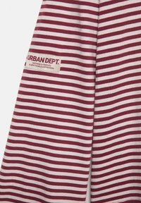 Burgundská a krémová pruhovaná košeľa s dlhým rukávom s textilnou etiketou s nápisom "URBAN DEPT.". Mäk astná bavlnená látka, voľný strih.