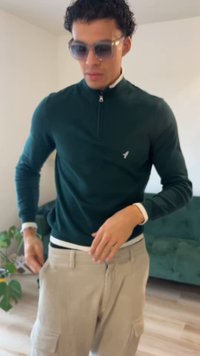 Roheline lukuga džemper valge kraega, kombineeritud helebeež pükstega, millel on taskud. Stiili täiustavad läbipaistvad päikeseprillid.