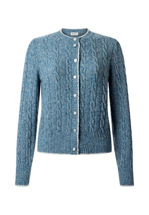 Blå kabelstrikket cardigan med rund halsudskæring, sølvknapper ned foran og ribstrikkede ærmeafslutninger og kant.