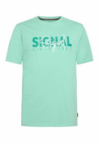 Camiseta de algodón color verde menta con mangas cortas, que presenta un gran texto "SIGNAL" en verde oscuro y blanco. Cuello redondo con una pequeña etiqueta de logo en el dobladillo.