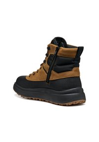 Botas impermeables en marrón y negro con un tobillo alto, que cuentan con un zipper lateral, cordones en la parte delantera, suela de goma y paneles texturizados.