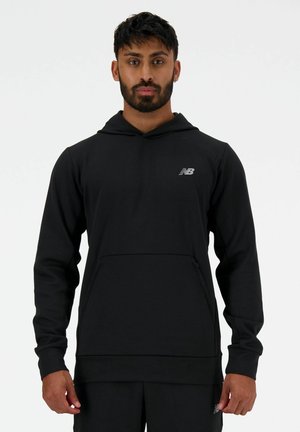 Sort hoodie lavet af blødt stof, med en frontlomme, snor i hætten og et subtilt logo på brystet. Glat, tætsiddende design.