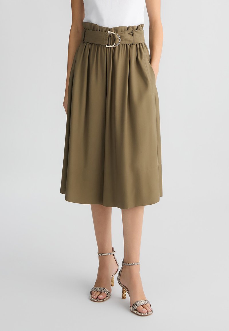 Gonna midi khaki con un design a pieghe, vita alta e una fibbia metallica rotonda. Indossata con sandali con tacco e cinturini, caratterizzati da un motivo testurizzato.