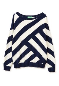 Námořnický a krémový pruhovaný svetr s odhalenými rameny, širokými vertikálními a diagonálními pruhy, měkkou pletenou texturou.