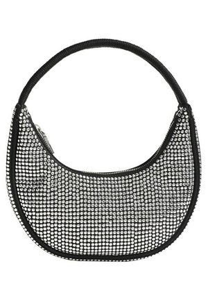 Czarna torebka w kształcie półksiężyca pokryta srebrzystymi ćwiekami z czarną materiałową rączką i zamkiem błyskawicznym.