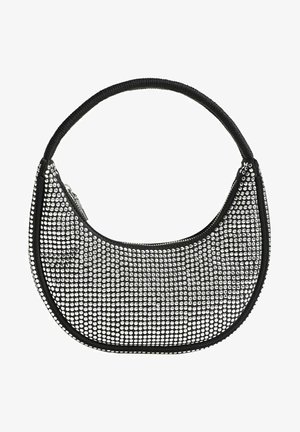 Sac à main noir en forme de croissant recouvert de clous argentés avec une poignée en tissu noir et une fermeture éclair.