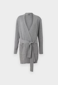 Szary, dziany kardigan o kroju kopertowym, z długimi rękawami i paskiem. Posiada boczne kieszenie oraz ściągacze na mankietach, co dodaje mu faktury.