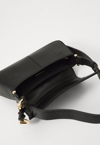 Geantă de umăr din piele neagră cu o textură netedă, închidere cu clapetă și accesorii de culoare aurie. Are un curea detașabilă și un interior spațios.