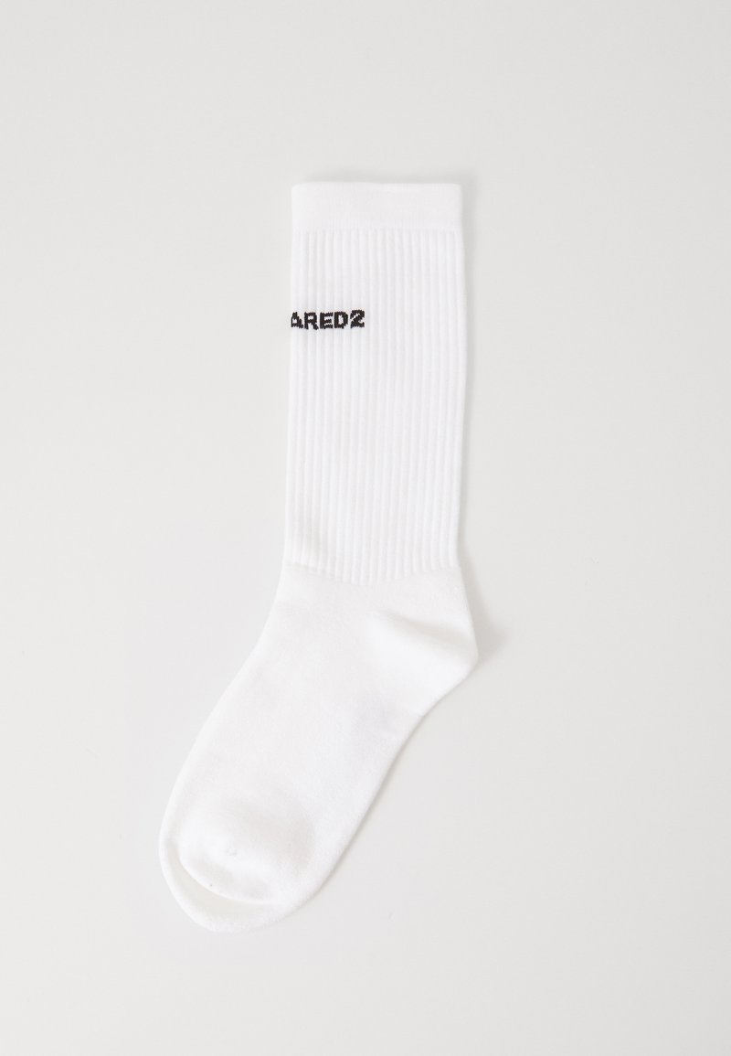 Weißes Baumwollsocken mit gerippter Textur, runder Zehenpartie und dem schwarzen Sticktext "AREDZ2" nahe der Oberseite.