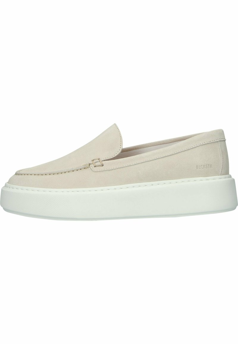 Chaussures à enfiler en daim beige avec une finition lisse, bout rond et semelle plateforme blanche surélevée. Caractéristiques : coutures minimales et branding discret.