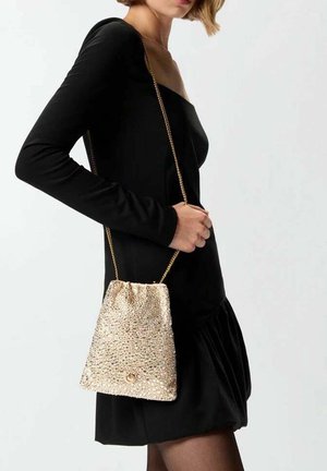 Borsa a secchiello dorata con paillettes e chiusura a coulisse, dotata di una sottile tracolla a catena. La borsa ha una forma triangolare strutturata e una texture lucida.