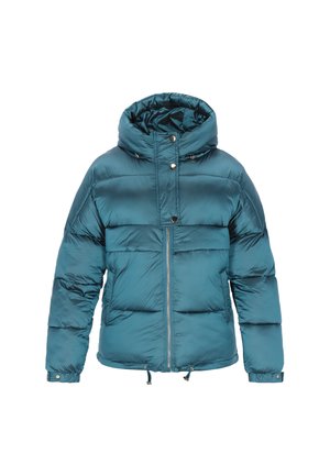 Modrozelená prošívaná bunda s vysokým límcem a kapucí. Má vodorovné prošívané panely, přední zip a knoflíkové detaily. Hladká textura.