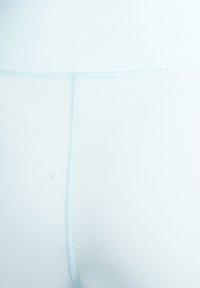 Ljusblå, slät tyg med en subtil glans. Har en sömlös design, elastisk midjeband och fina sömnadsdetaljer.