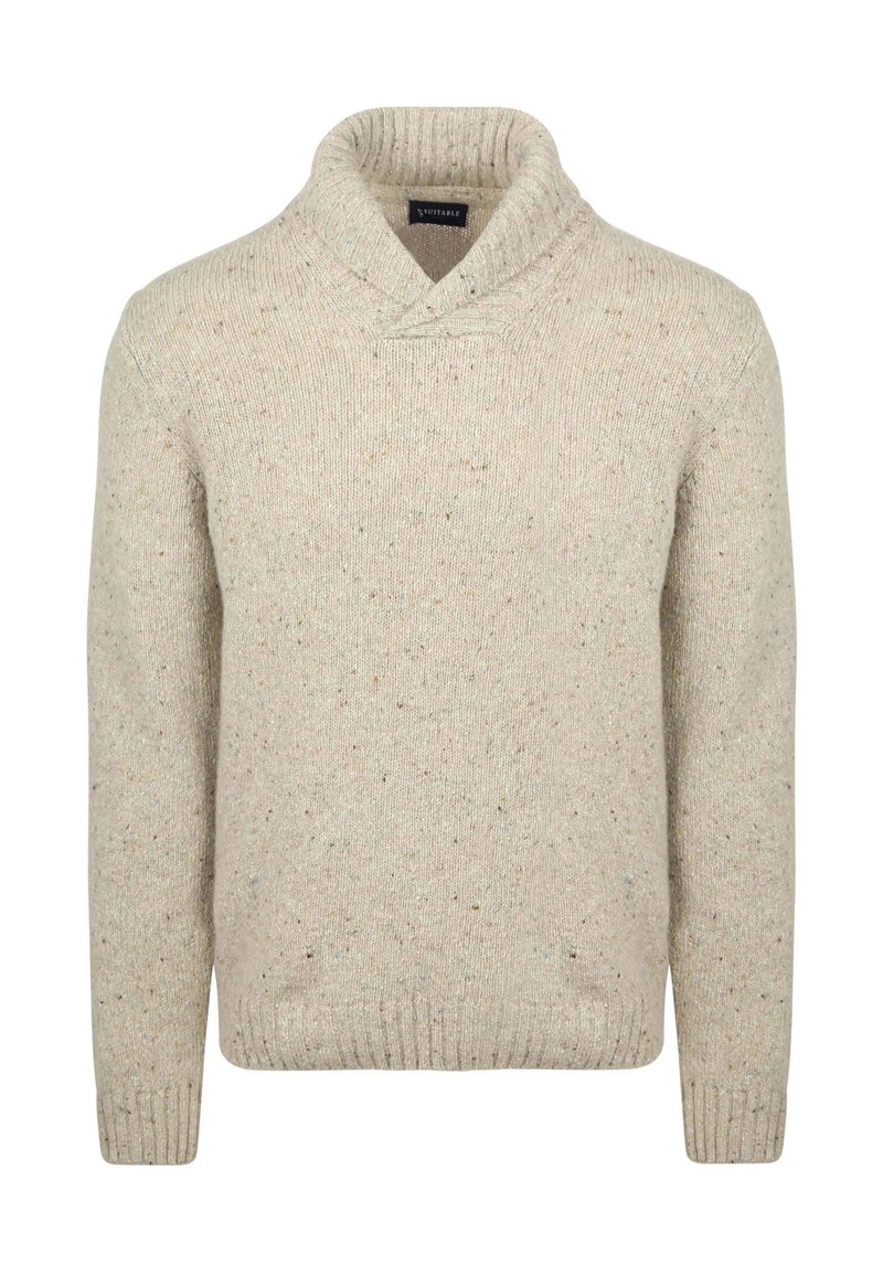 Beige gebreide trui met een sjaalkraag, voorzien van een gestructureerd patroon en geribde manchetten en zoom. Gemaakt van een warme, gezellige wolmix.