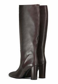 Bottes en cuir marron foncé, arrivant jusqu'au genou, avec un bout effilé et un talon épais ; texture lisse avec un minimum de coutures et sans matériel visible.