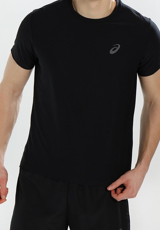 Camiseta atlética negra hecha de tela que absorbe la humedad. Cuenta con un cuello redondo y un sutil logotipo gris en el lado izquierdo del pecho. Mangas cortas.