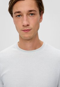 s.Oliver MIT CREWNECK - Langarmshirt - weiß