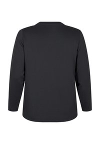 Svart t-shirt med långa ärmar, tillverkad av mjukt material med en avslappnad passform, med rund halsringning och utan synliga logotyper eller mönster.
