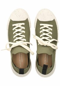 Sneakers a rete verde oliva con punta bianca screziata, lacci crema e collare a coste. Linguetta nera visibile dalla parte posteriore.