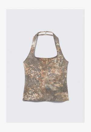 Mouwloos topje in gedempte aardetinten, met een gestructureerde stof en abstracte patronen in bruin, grijs en een vleugje oranje.