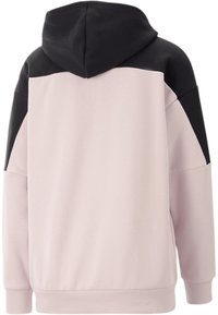 Hoodie s ružičastim tijelom i crnim dijelovima na ramenima i kapuljači, napravljen od mekanog materijala, s rebrastim manžetama i donjim rubom.
