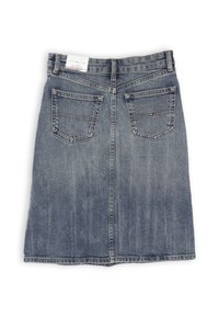 Gonna in denim con una lavatura blu sbiadita, lunghezza al ginocchio, dotata di due tasche posteriori e un'etichetta con il marchio in vita.