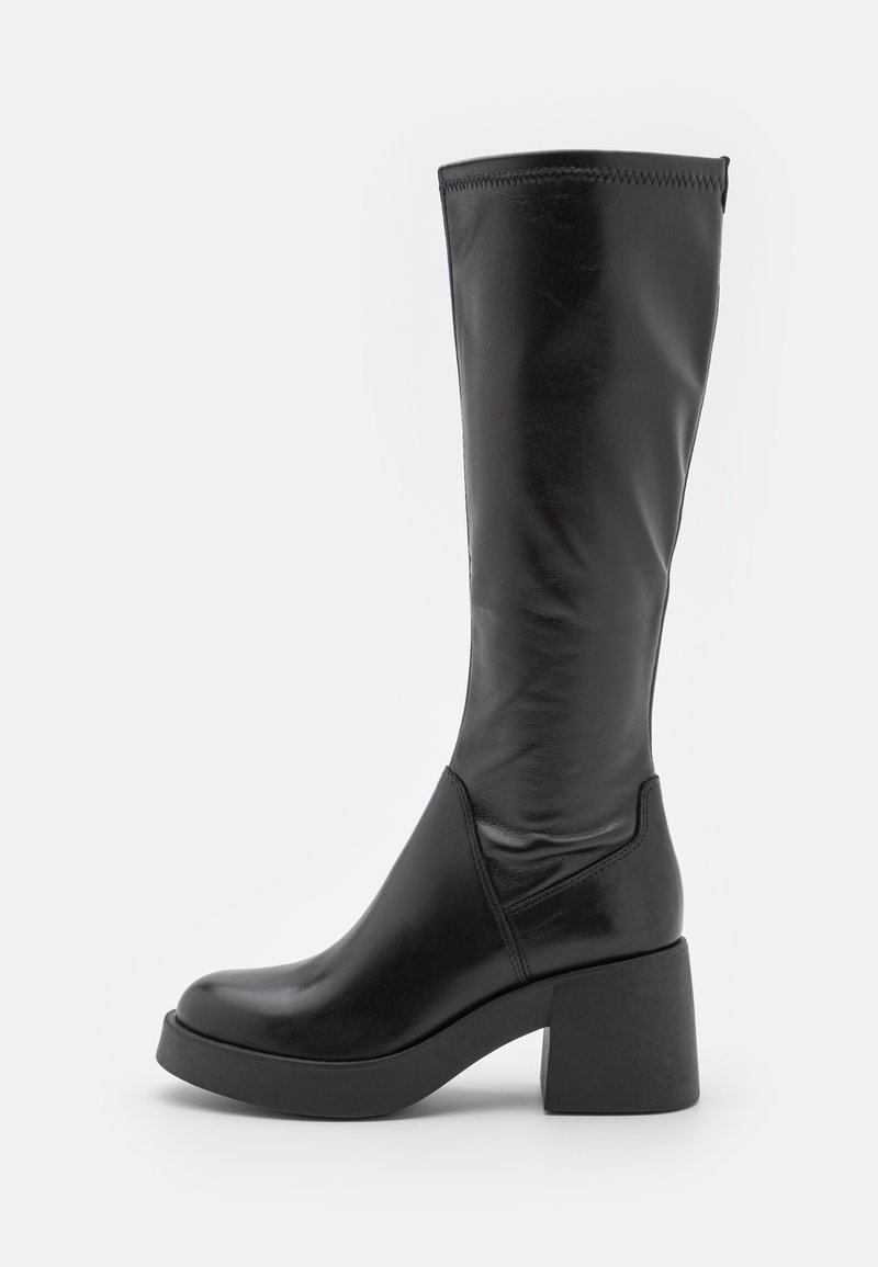 Botas negras hasta la rodilla hechas de cuero sintético liso. Presentan una puntera redondeada, tacón cuadrado y detalle de costura a lo largo del eje.