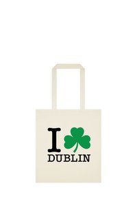 Canvas schoudertas in crème met zwarte tekst "I" en "DUBLIN" en een groene klaverafbeelding. Heeft twee stevige banden.