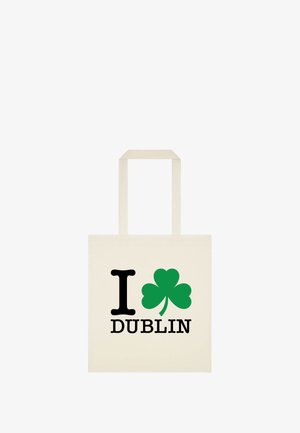 Lærredstotebag i creme med sort tekst "I" og "DUBLIN" samt et grønt kløvergrafik. Har to solide stropper.