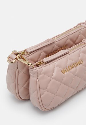 Deux pochettes matelassées roses Valentino avec fermetures éclair dorées et logo, reliées par un anneau mousqueton doré sur fond blanc.