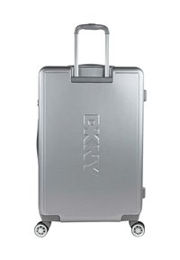 Maleta dura plateada con superficie texturizada, detalles en negro, asa telescópica y cuatro ruedas para movilidad. Logotipo en relieve en la parte frontal.