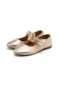 Ballerine metalliche dorate con texture liscia, design a punta e un accento a fiocco annodato sul lato. Suola piatta e silhouette semplice.