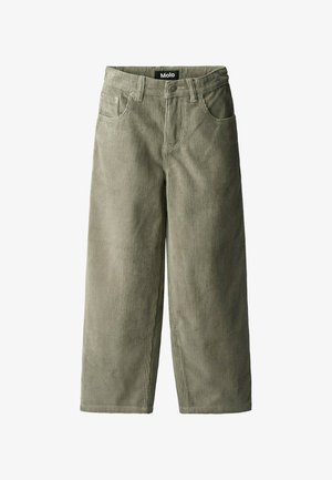 Pantalones de pana anchos de color verde con una textura acanalada. Incluye características como bolsillos frontales, cierre de botón y trabillas para cinturón. Etiqueta de la marca visible.