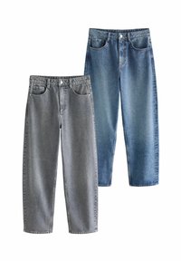 Zwei Jeanspaare: eine graue und eine mittelblaue, beide mit einer lockeren Passform, Five-Pocket-Design und geraden Beinen mit einem sauberen Finish.