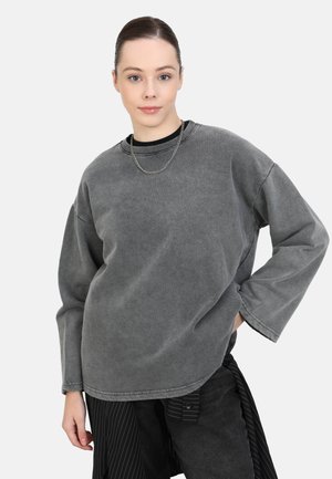 Grijze, oversized sweatshirt met ronde hals en lange mouwen, voorzien van een licht geborstelde textuur. Inclusief subtiele ribbelaccenten en een kettinghalsketting.