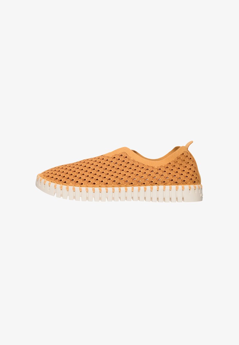 Zapatilla de color naranja claro tipo slip-on con una parte superior texturizada y tejida que presenta un patrón de ondas y una suela de goma blanca con surcos horizontales.