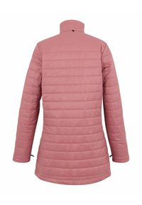 Veste longue rose matelassée à manches longues avec des coutures horizontales et un col montant, vue de dos sur fond blanc.