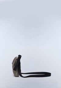 Borsa a tracolla khaki con superficie testurizzata, cintura nera regolabile e tasca con patta frontale. Design compatto, adatta per uso casual.