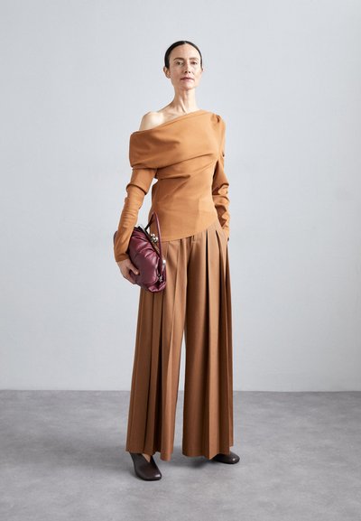 A.W.A.K.E. MODE OFF SHOUDER ASYMMETRIC LONGSLEEVE - Pusero - ginger