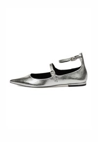 Zapato de ballet plano de plata con una correa de tobillo ajustable, punta afilada, acabado metálico y contraste de interior negro.