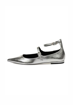 Zapato de ballet plano de plata con una correa de tobillo ajustable, punta afilada, acabado metálico y contraste de interior negro.