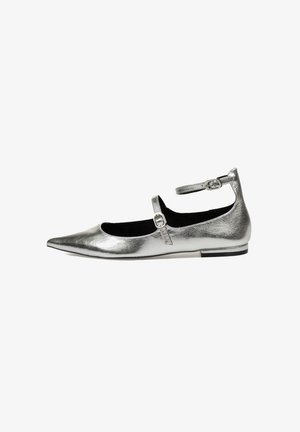 Zapato de ballet plano de plata con una correa de tobillo ajustable, punta afilada, acabado metálico y contraste de interior negro.