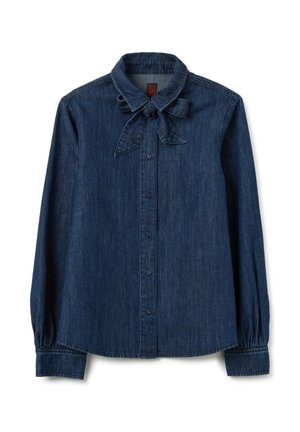 Chemise en denim bleu foncé avec un col, détail de nœud papillon, manches longues avec poignets froncés et fermeture à boutons sur le devant.