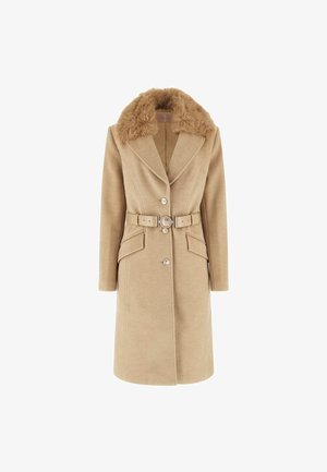 Beige villaneist coat, millel on karusnaha krae, pikad varrukad ja vööga talje. Omab suuri nööpe ja klapikotte ees.